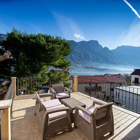 Lana Apartment Prcanj Bagian luar foto