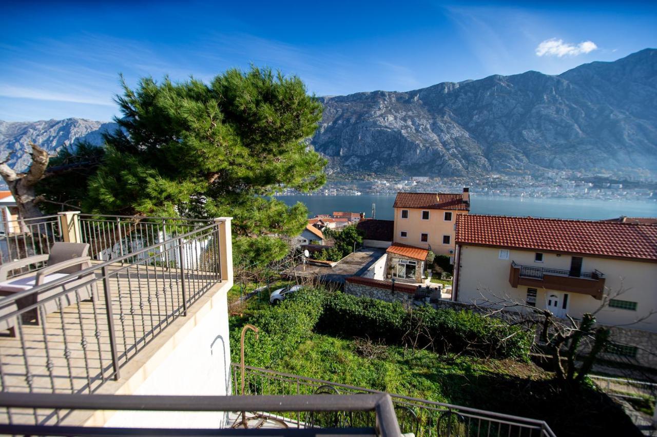 Lana Apartment Prcanj Bagian luar foto