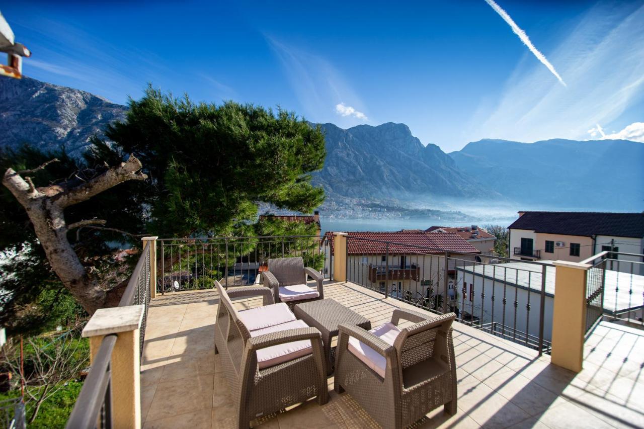 Lana Apartment Prcanj Bagian luar foto