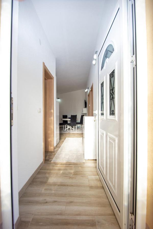 Lana Apartment Prcanj Bagian luar foto