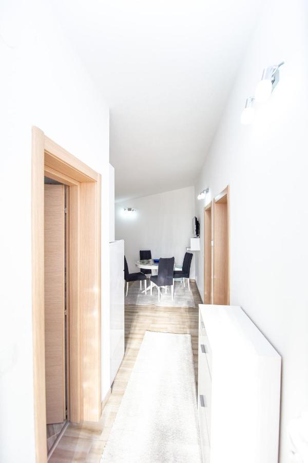Lana Apartment Prcanj Bagian luar foto