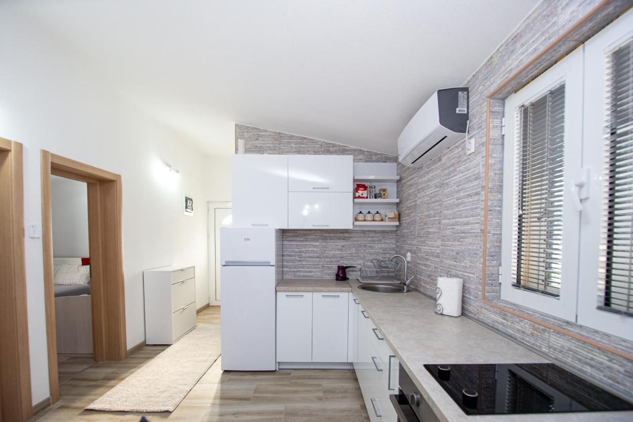Lana Apartment Prcanj Bagian luar foto