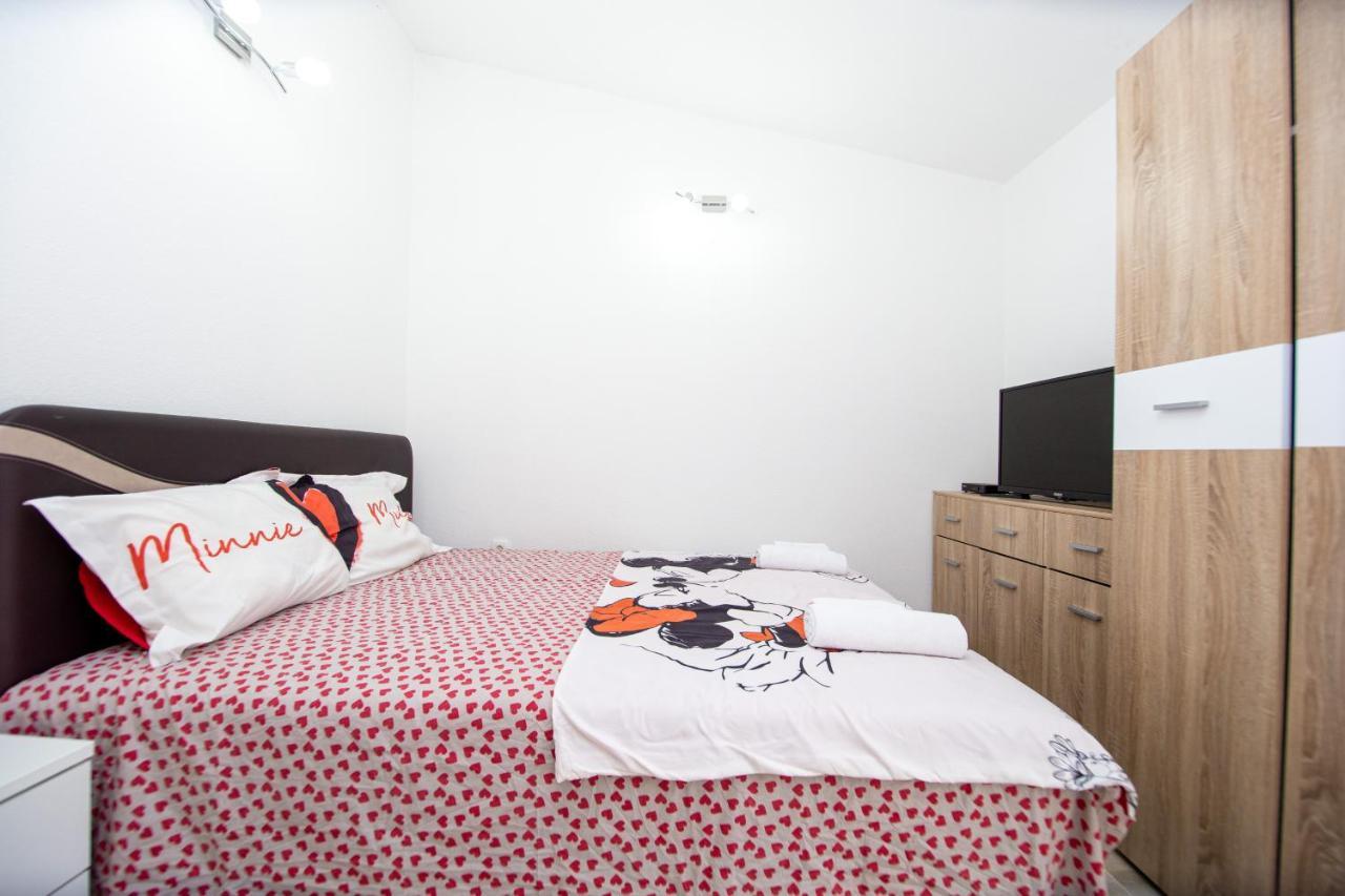 Lana Apartment Prcanj Bagian luar foto