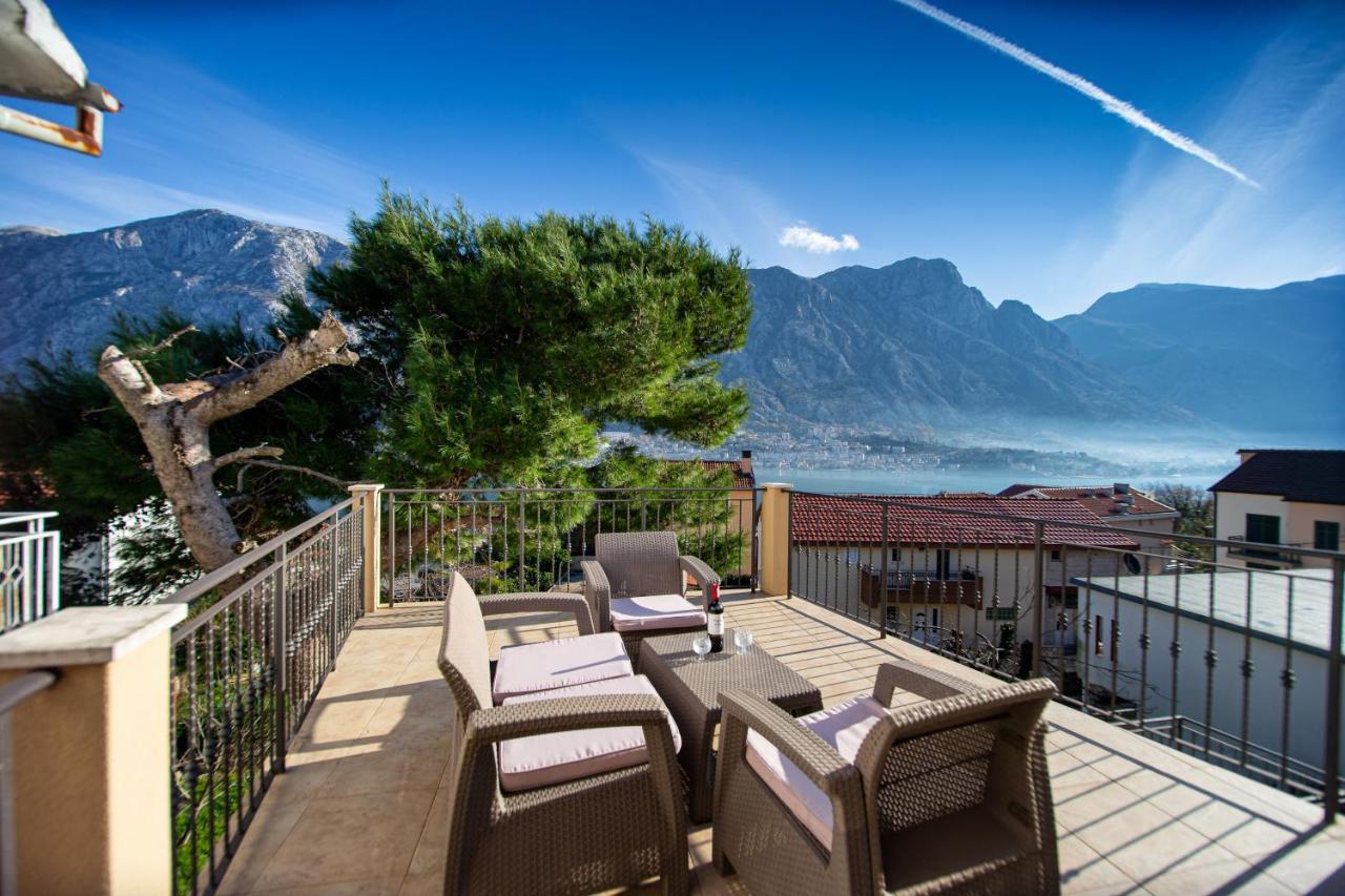 Lana Apartment Prcanj Bagian luar foto