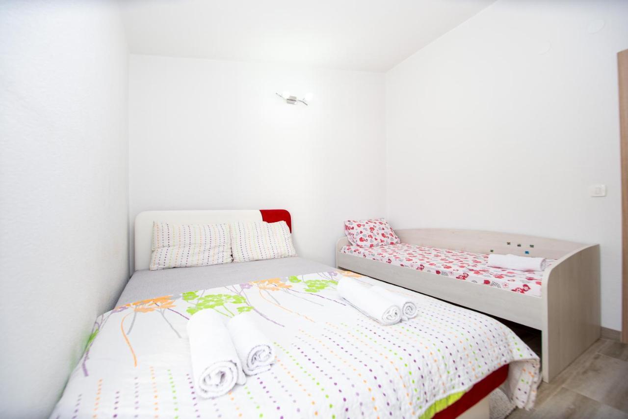 Lana Apartment Prcanj Bagian luar foto