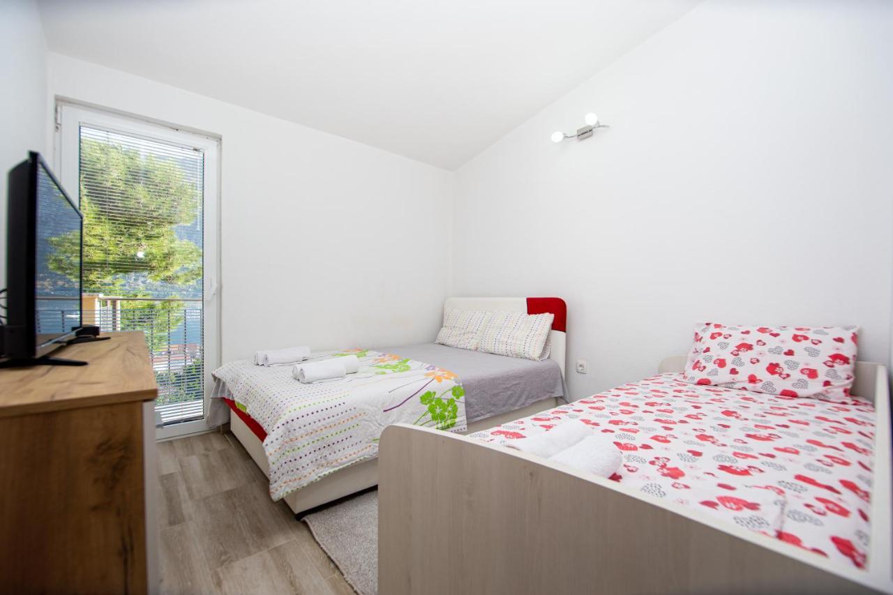Lana Apartment Prcanj Bagian luar foto