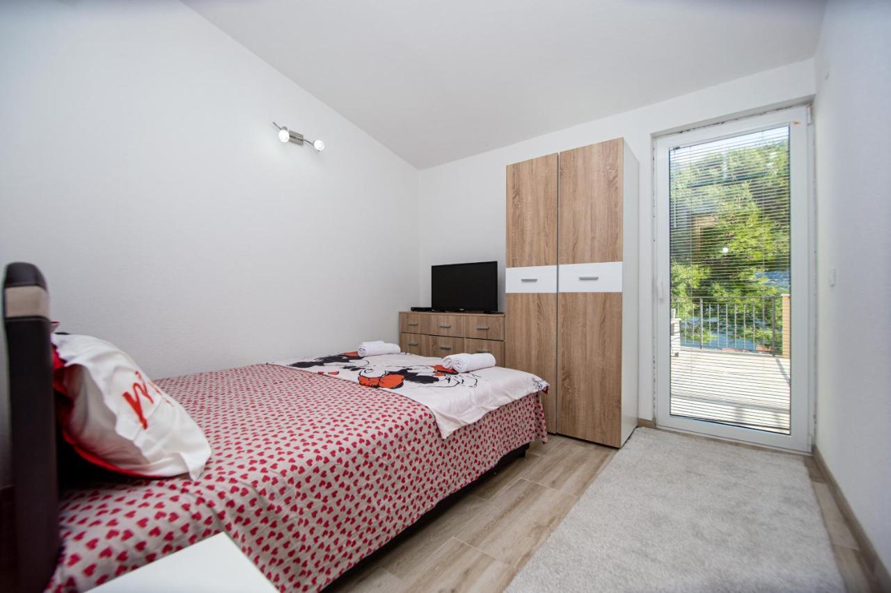 Lana Apartment Prcanj Bagian luar foto